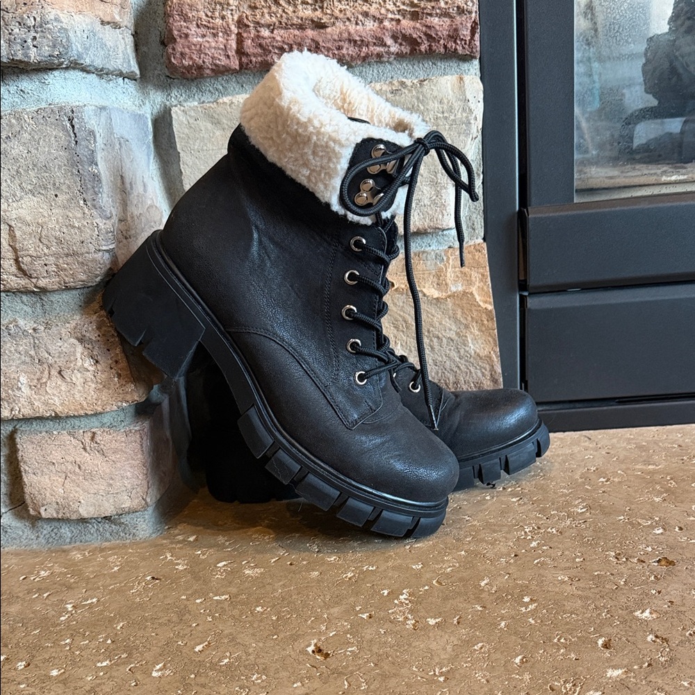MIA Black Moto Boots with Cream Sherpa cuff Women size 9 excellent condition